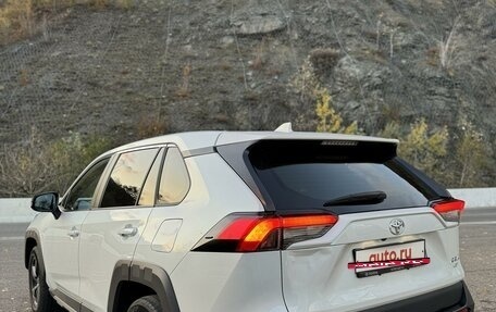 Toyota RAV4, 2022 год, 3 300 000 рублей, 5 фотография