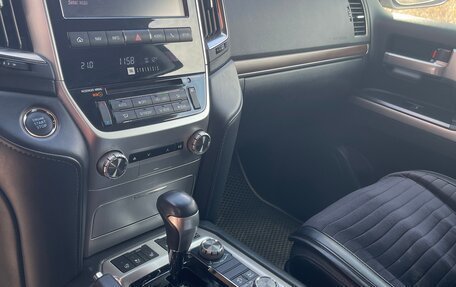 Toyota Land Cruiser 200, 2019 год, 8 600 000 рублей, 4 фотография