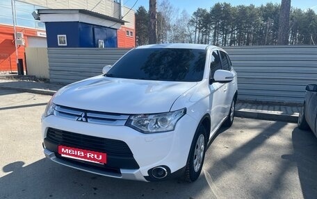 Mitsubishi Outlander III рестайлинг 3, 2014 год, 1 600 000 рублей, 2 фотография