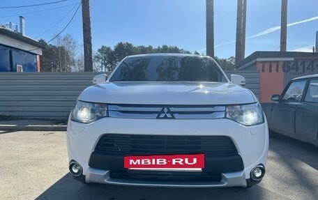Mitsubishi Outlander III рестайлинг 3, 2014 год, 1 600 000 рублей, 3 фотография