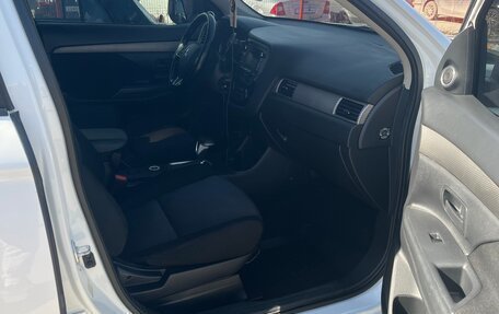 Mitsubishi Outlander III рестайлинг 3, 2014 год, 1 600 000 рублей, 14 фотография