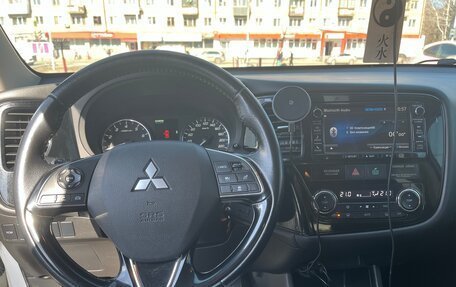 Mitsubishi Outlander III рестайлинг 3, 2014 год, 1 600 000 рублей, 7 фотография