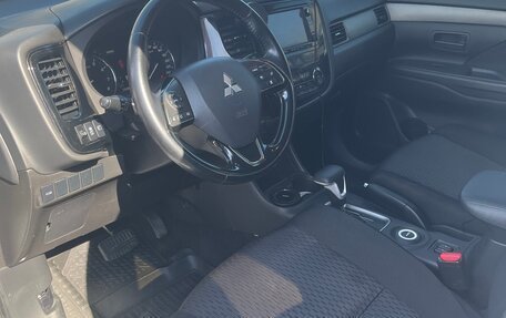 Mitsubishi Outlander III рестайлинг 3, 2014 год, 1 600 000 рублей, 16 фотография