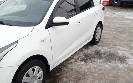 KIA Rio IV, 2018 год, 820 000 рублей, 2 фотография
