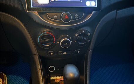 Hyundai Solaris II рестайлинг, 2012 год, 700 000 рублей, 3 фотография