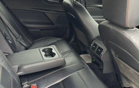 Jaguar XE I рестайлинг, 2016 год, 1 900 000 рублей, 11 фотография