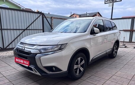 Mitsubishi Outlander III рестайлинг 3, 2019 год, 2 300 000 рублей, 2 фотография