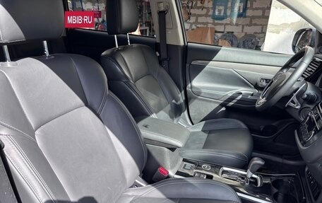 Mitsubishi Outlander III рестайлинг 3, 2019 год, 2 300 000 рублей, 5 фотография