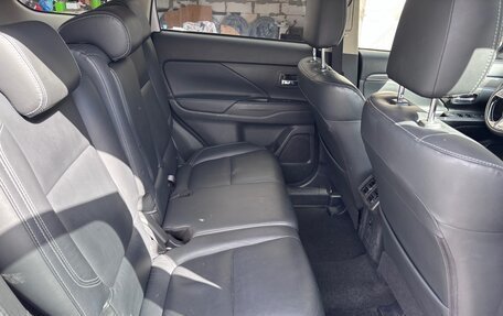 Mitsubishi Outlander III рестайлинг 3, 2019 год, 2 300 000 рублей, 6 фотография