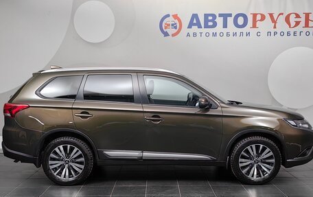 Mitsubishi Outlander III рестайлинг 3, 2021 год, 2 288 000 рублей, 5 фотография