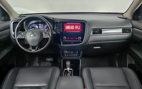 Mitsubishi Outlander III рестайлинг 3, 2021 год, 2 288 000 рублей, 6 фотография