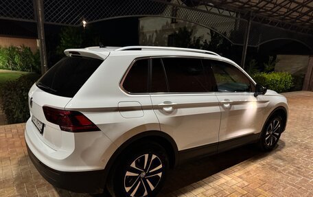 Volkswagen Tiguan II, 2019 год, 2 400 000 рублей, 2 фотография