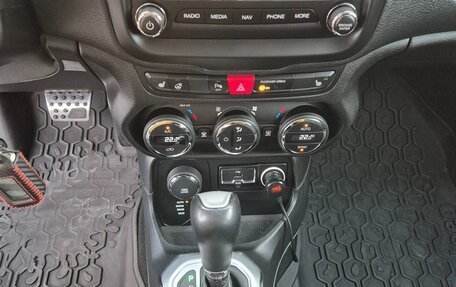 Jeep Renegade I рестайлинг, 2015 год, 1 999 000 рублей, 22 фотография