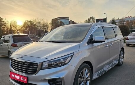 KIA Carnival III, 2019 год, 2 000 000 рублей, 2 фотография