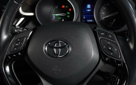 Toyota C-HR I рестайлинг, 2018 год, 2 399 000 рублей, 16 фотография