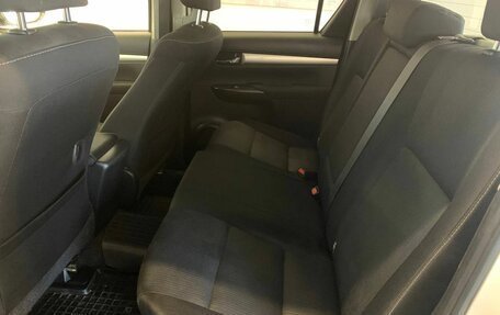 Toyota Hilux VIII, 2015 год, 2 400 000 рублей, 9 фотография