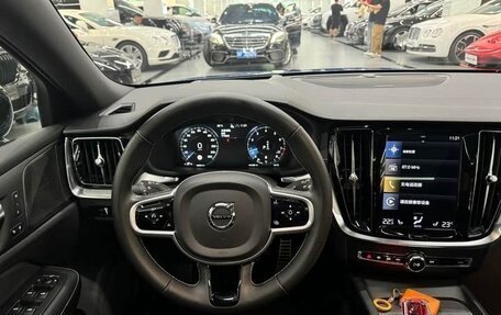 Volvo V60 II, 2021 год, 3 585 000 рублей, 10 фотография