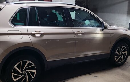 Volkswagen Tiguan II, 2018 год, 2 300 000 рублей, 2 фотография