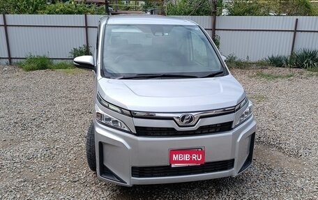 Toyota Voxy III, 2018 год, 2 350 000 рублей, 2 фотография