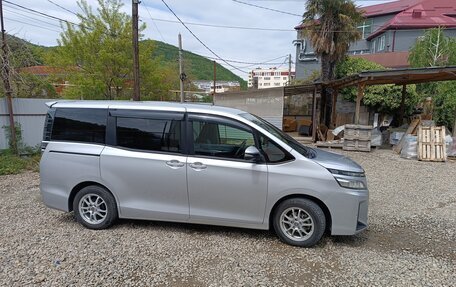 Toyota Voxy III, 2018 год, 2 350 000 рублей, 10 фотография