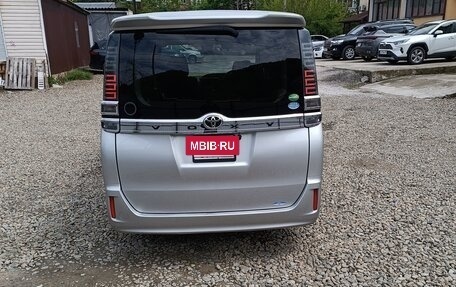 Toyota Voxy III, 2018 год, 2 350 000 рублей, 4 фотография