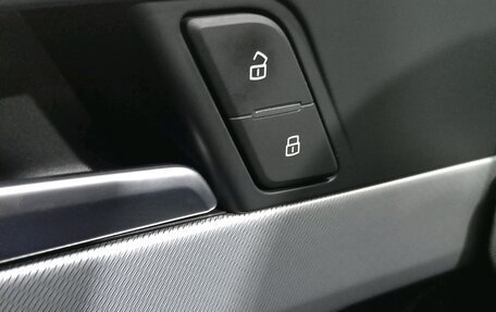 Audi A4, 2017 год, 2 375 000 рублей, 16 фотография
