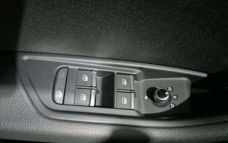 Audi A4, 2017 год, 2 375 000 рублей, 9 фотография