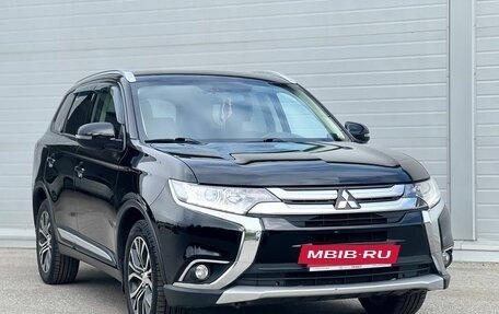 Mitsubishi Outlander III рестайлинг 3, 2018 год, 1 955 000 рублей, 2 фотография