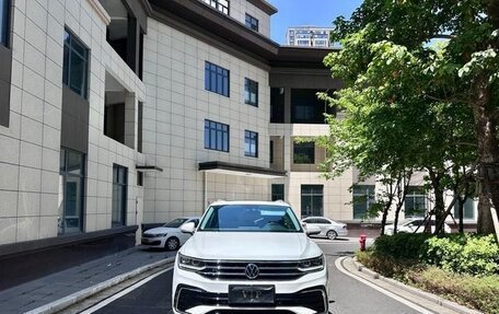 Volkswagen Tiguan II, 2022 год, 2 010 100 рублей, 2 фотография