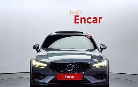 Volvo V60 Cross Country II, 2022 год, 3 160 000 рублей, 2 фотография