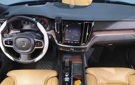 Volvo V60 Cross Country II, 2022 год, 3 160 000 рублей, 7 фотография