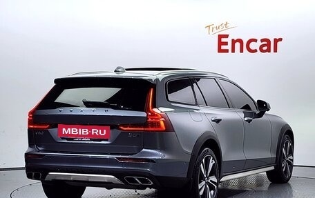 Volvo V60 Cross Country II, 2022 год, 3 160 000 рублей, 3 фотография
