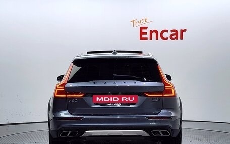 Volvo V60 Cross Country II, 2022 год, 3 160 000 рублей, 4 фотография
