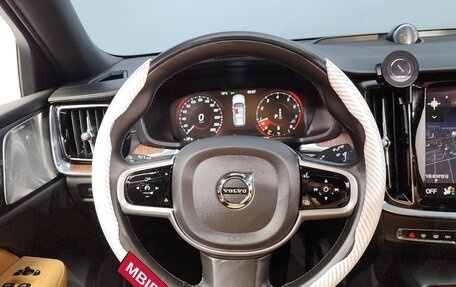 Volvo V60 Cross Country II, 2022 год, 3 160 000 рублей, 13 фотография