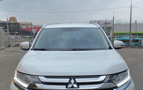 Mitsubishi Outlander III рестайлинг 3, 2016 год, 1 749 990 рублей, 2 фотография
