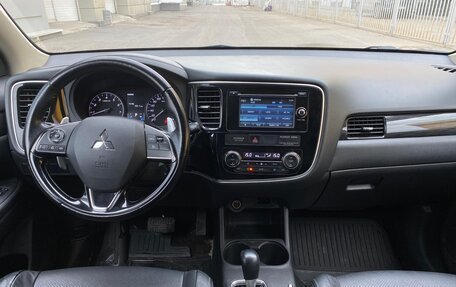 Mitsubishi Outlander III рестайлинг 3, 2016 год, 1 749 990 рублей, 10 фотография