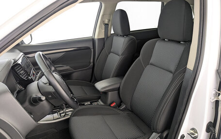 Mitsubishi Outlander III рестайлинг 3, 2019 год, 2 100 000 рублей, 20 фотография