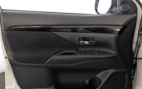 Mitsubishi Outlander III рестайлинг 3, 2019 год, 2 100 000 рублей, 19 фотография