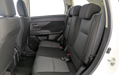Mitsubishi Outlander III рестайлинг 3, 2019 год, 2 100 000 рублей, 18 фотография