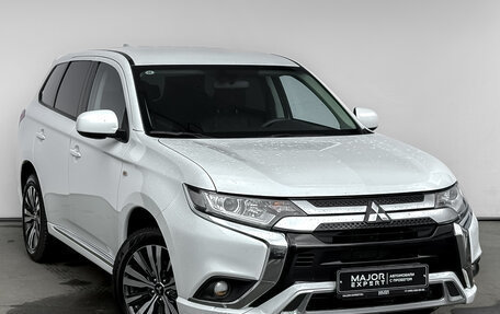 Mitsubishi Outlander III рестайлинг 3, 2022 год, 2 750 000 рублей, 3 фотография
