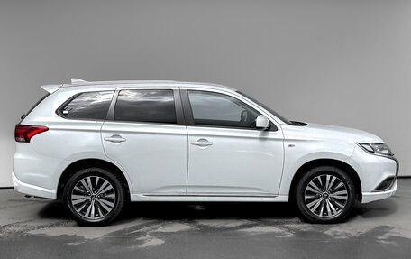 Mitsubishi Outlander III рестайлинг 3, 2022 год, 2 750 000 рублей, 4 фотография