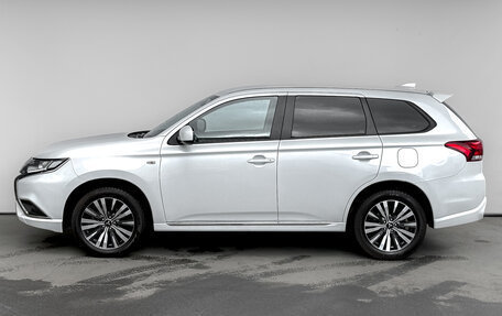 Mitsubishi Outlander III рестайлинг 3, 2022 год, 2 750 000 рублей, 8 фотография