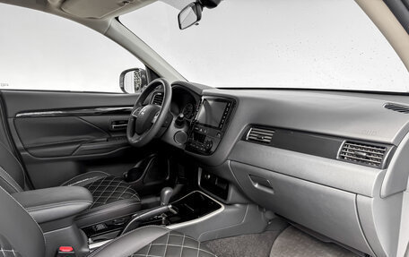 Mitsubishi Outlander III рестайлинг 3, 2022 год, 2 750 000 рублей, 11 фотография