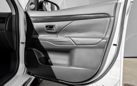 Mitsubishi Outlander III рестайлинг 3, 2022 год, 2 750 000 рублей, 23 фотография