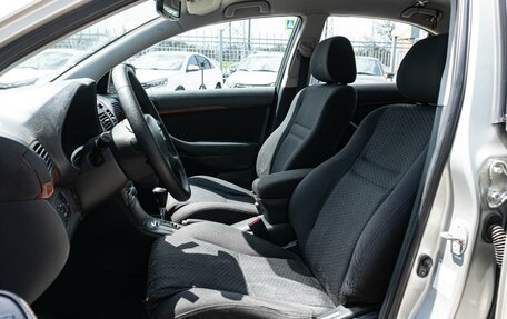 Toyota Avensis III рестайлинг, 2005 год, 949 000 рублей, 10 фотография