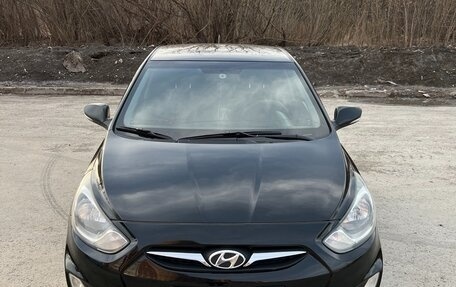 Hyundai Solaris II рестайлинг, 2011 год, 930 000 рублей, 1 фотография