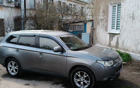 Mitsubishi Outlander III рестайлинг 3, 2013 год, 1 300 000 рублей, 2 фотография