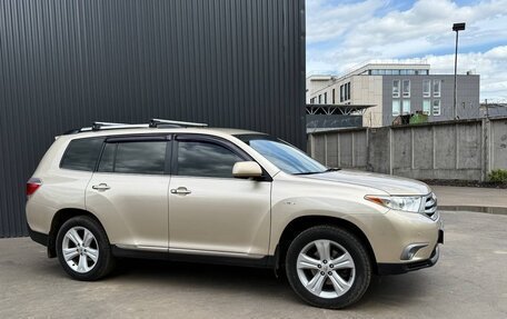 Toyota Highlander III, 2013 год, 2 050 000 рублей, 3 фотография