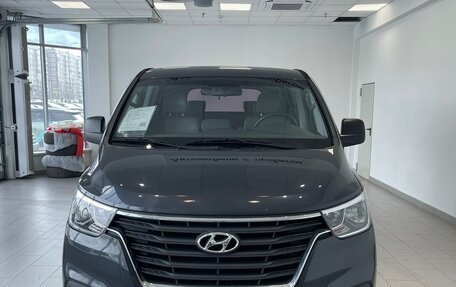 Hyundai Grand Starex Grand Starex I рестайлинг 2, 2018 год, 3 200 000 рублей, 2 фотография