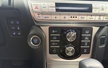Toyota Land Cruiser Prado 150 рестайлинг 2, 2019 год, 5 690 000 рублей, 24 фотография